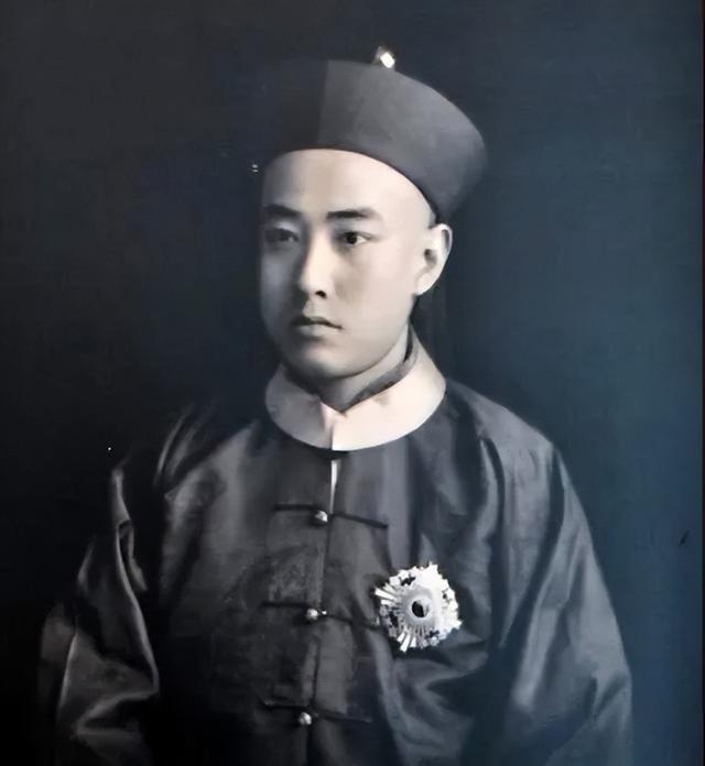 1907年，紫禁城。慈禧最宠的女官裕容龄被太监小德张拉住手，对方红着脸说出了那句