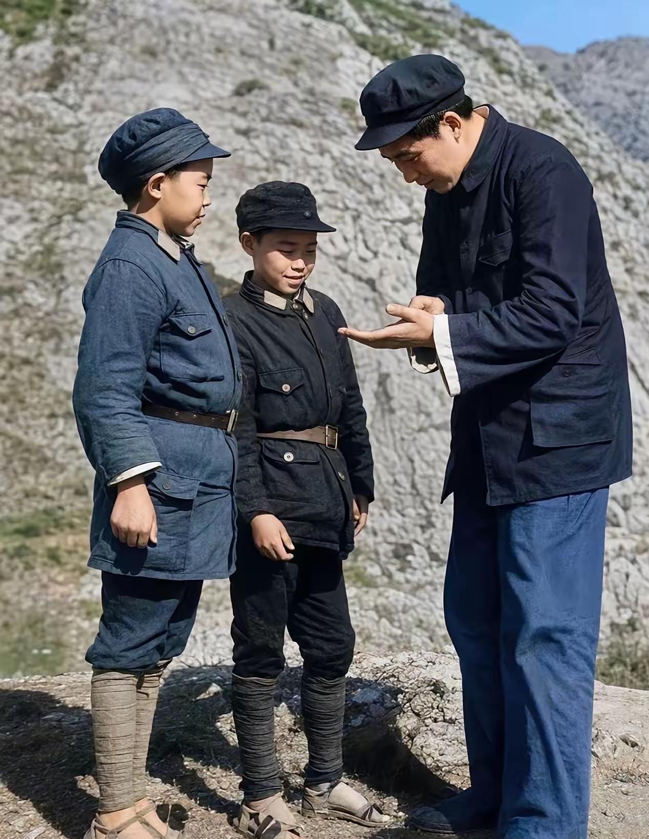 1939年4月24日上午，在延安抗大校部门前，毛主席正要去参加抗大生产运动总结大