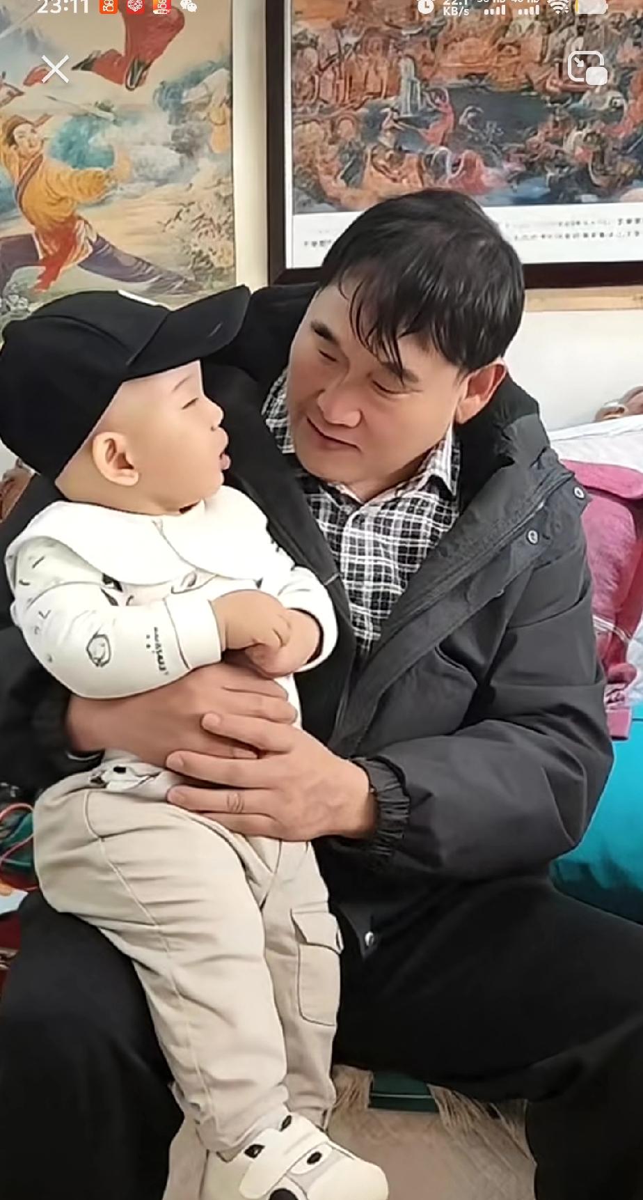 大衣哥的孙子长得特别像陈萌，一看就聪明伶俐，大衣哥抱着自己的孙子，满眼都是爱，看