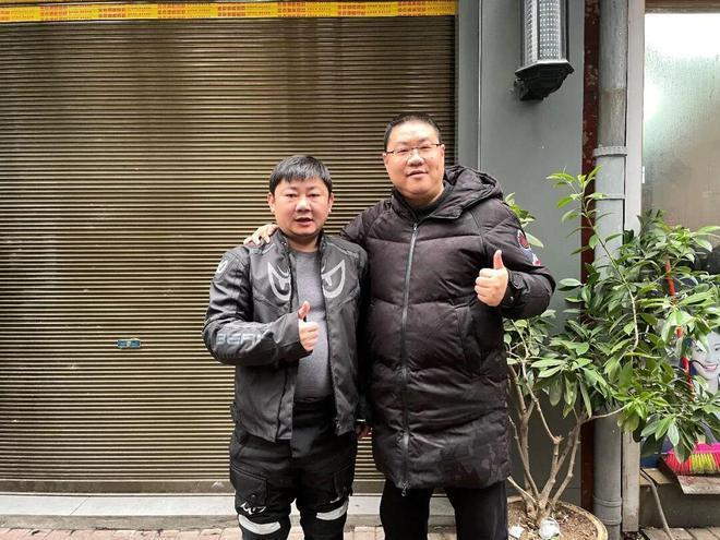 湖南卫视记者易军是张雪的贵人！
如果没有他发现和报道张雪，张雪还被雪藏，至少不会