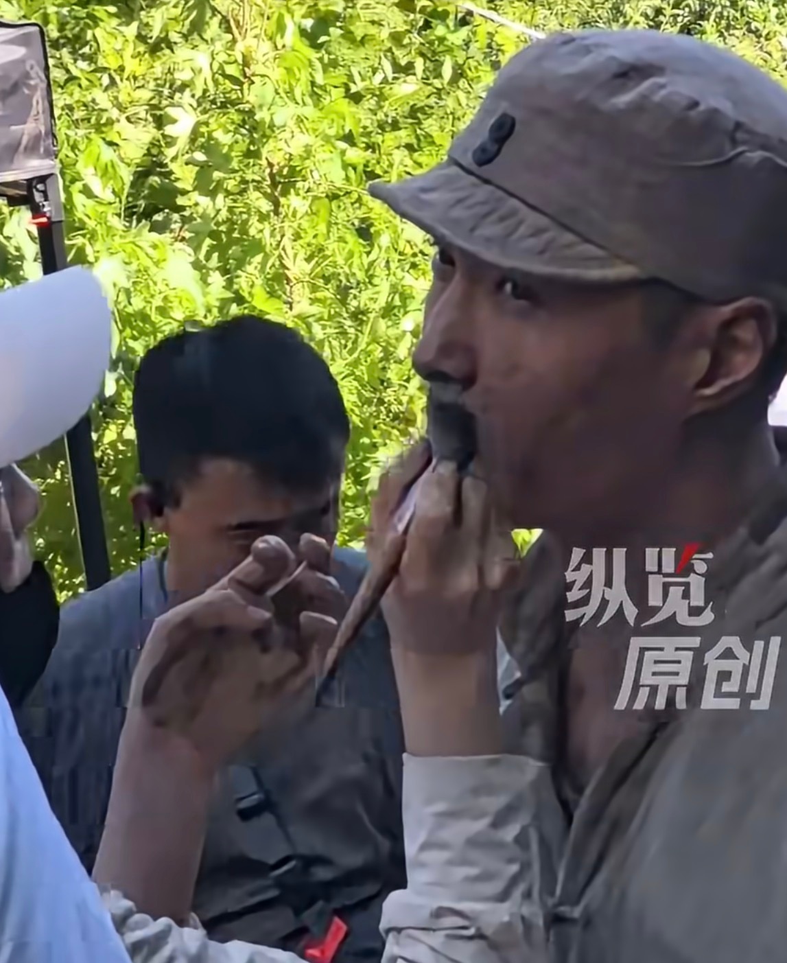 造型老师每天都要给小咪创造一些卫生死角 