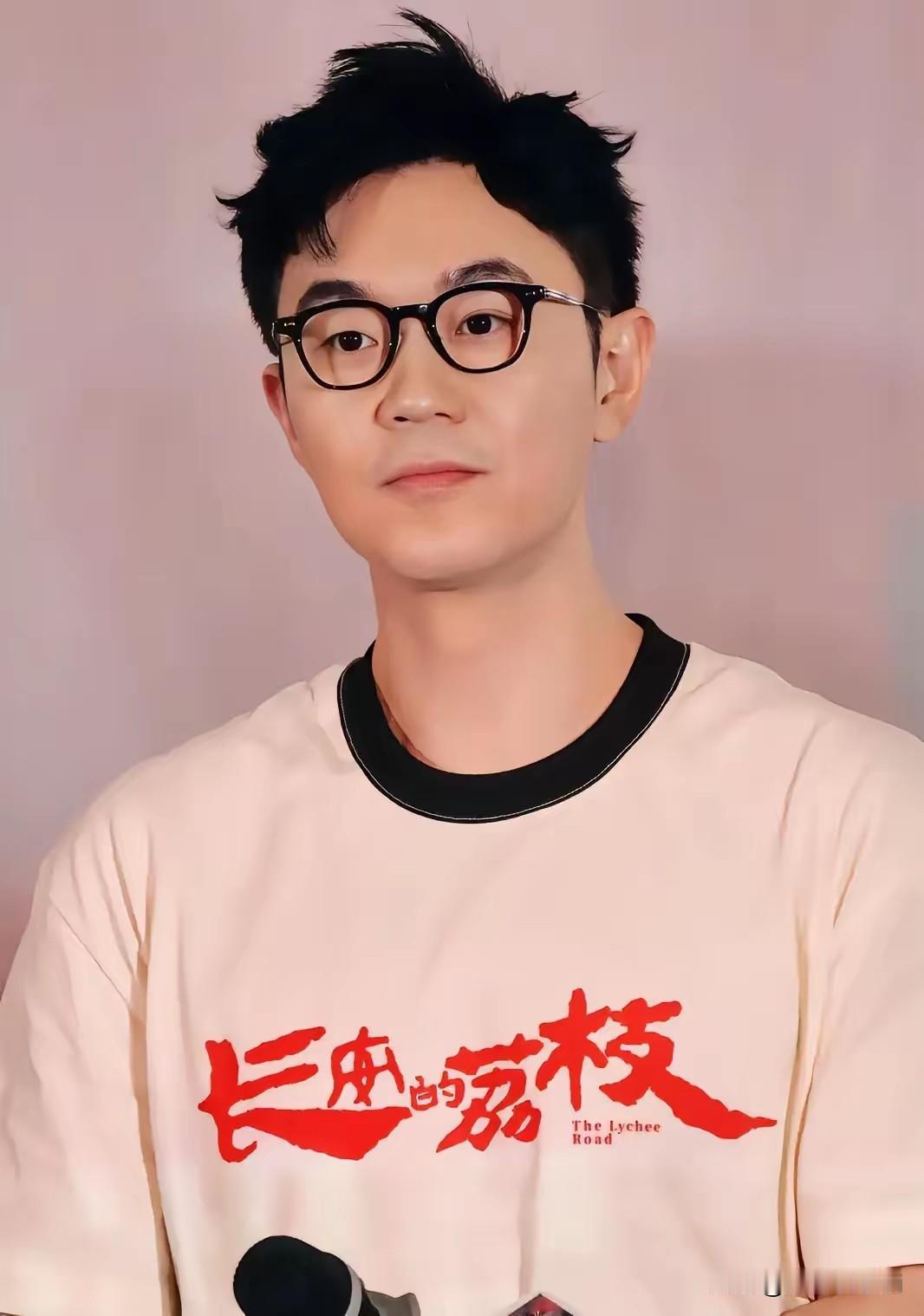 大鹏说，当时肯定不是辞职，是辞退，因为我不是他的员工，没有劳动合同。我是签约艺人