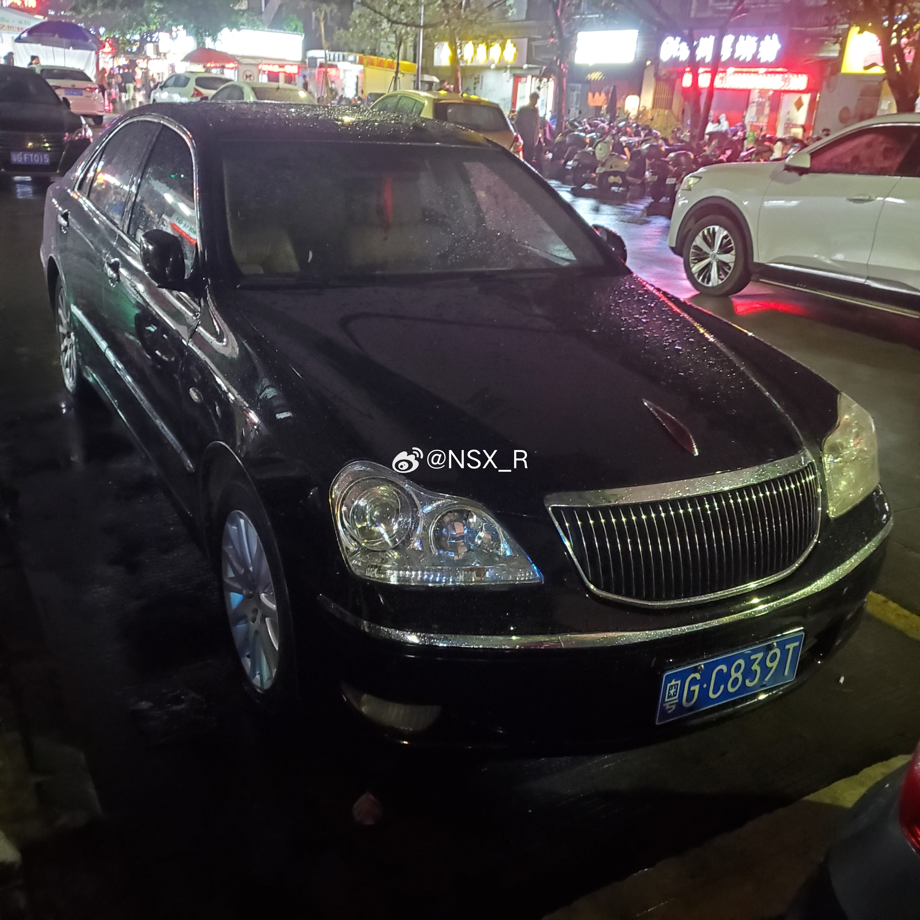 红旗HQ430 V8，在湛江也就拍过那么一次。（有没有粤G这个前提条件都成立） 