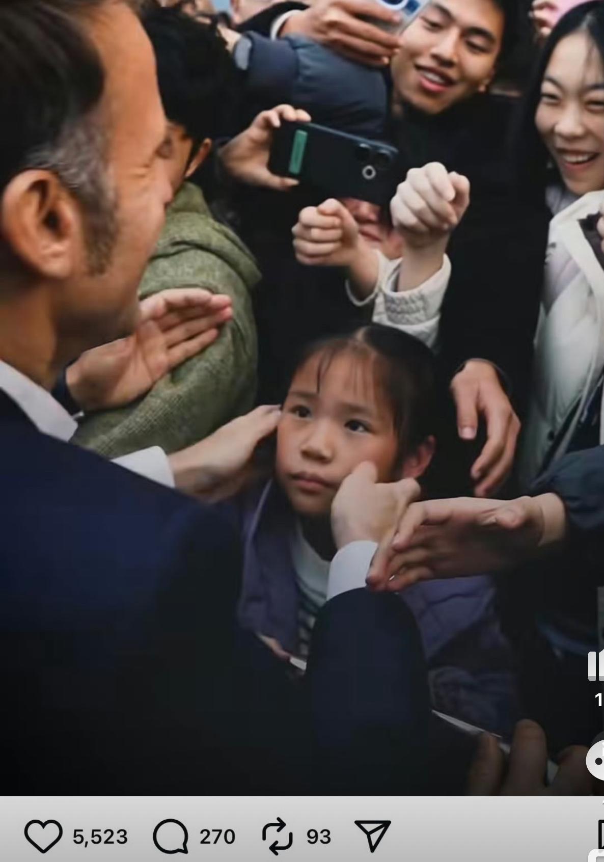 看得出来马克龙真的很喜欢小孩！马克龙川大之行，不仅火了“掐架”的保镖，还火了这个