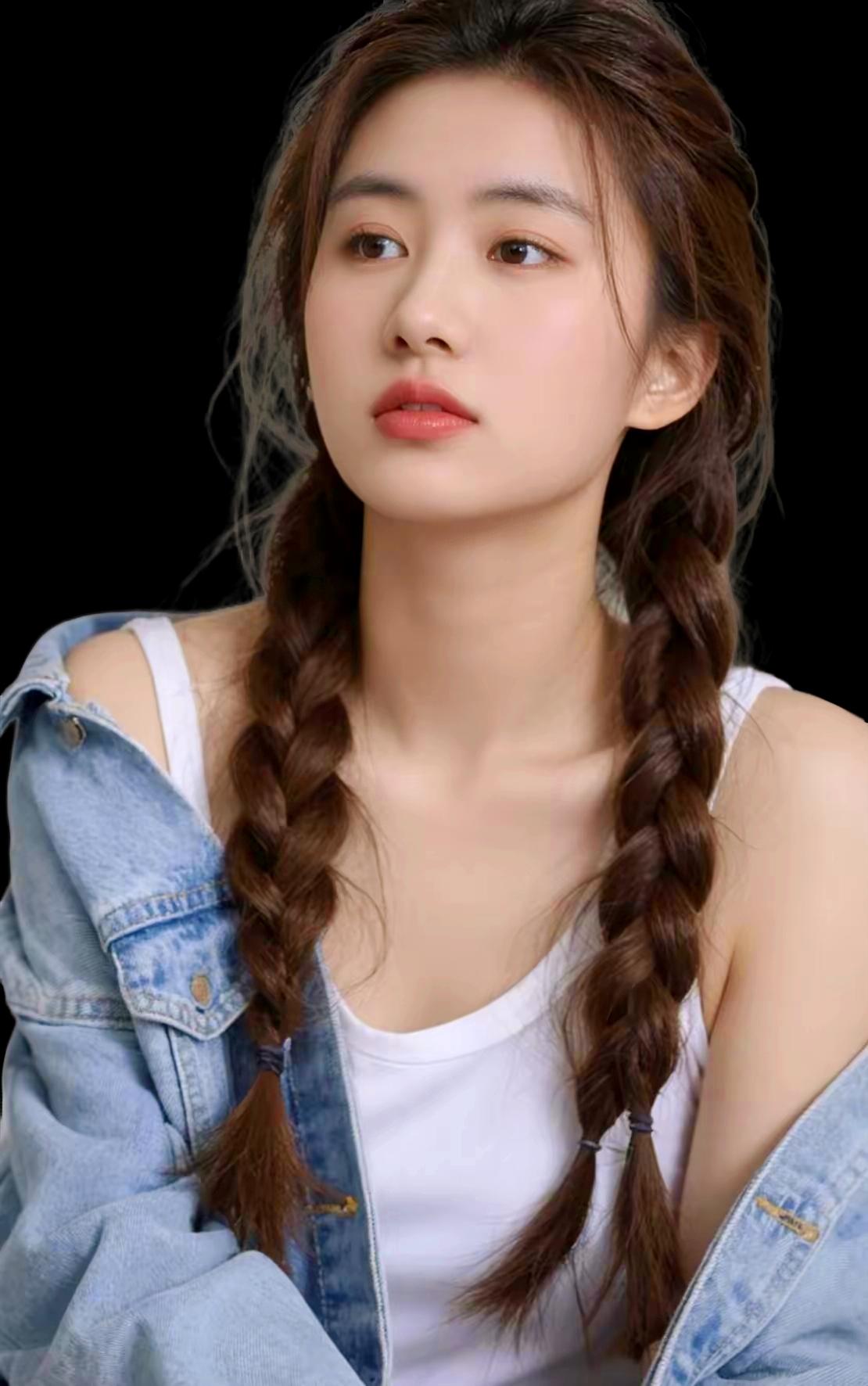 怎样穿搭知性又显身材? 少女心满满，牛仔外套搭配白色背心，双马尾辫甜美可爱！💖