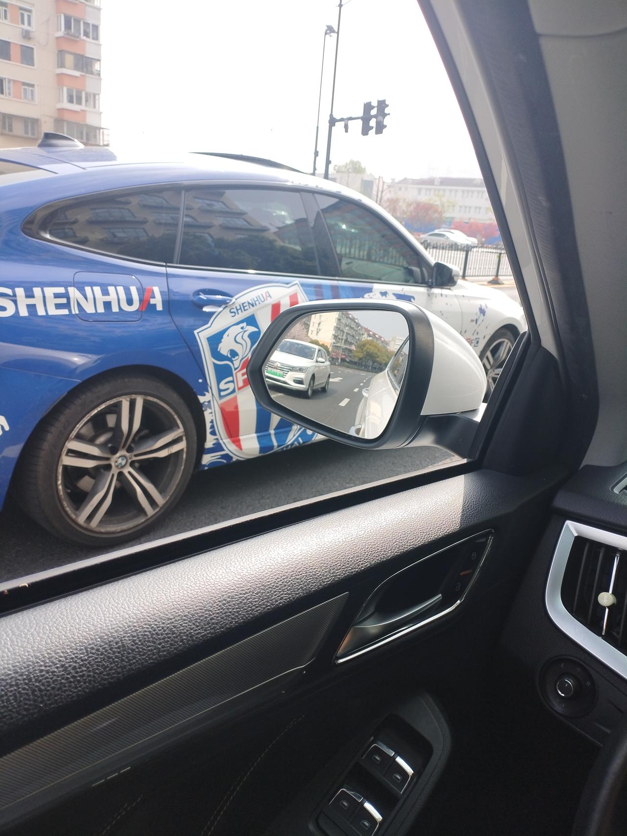 这个城市处处都是申花元素！今天早上出门发现旁边一辆车全是申花元素！这就是底蕴！我