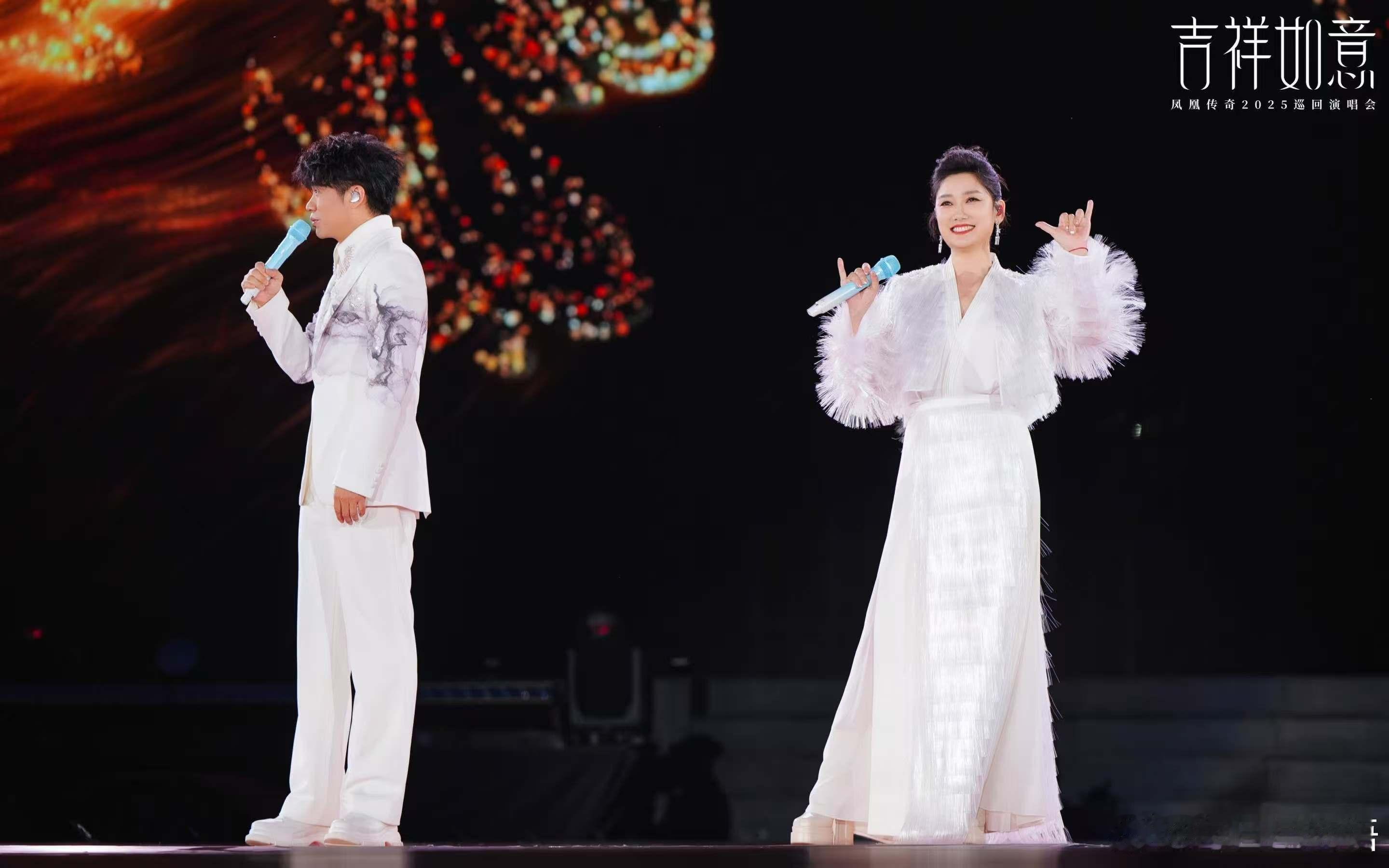 凤凰传奇一条微博两件大事 在一条微博里完成了“官宣巡演”和“解锁预售”两件大事，