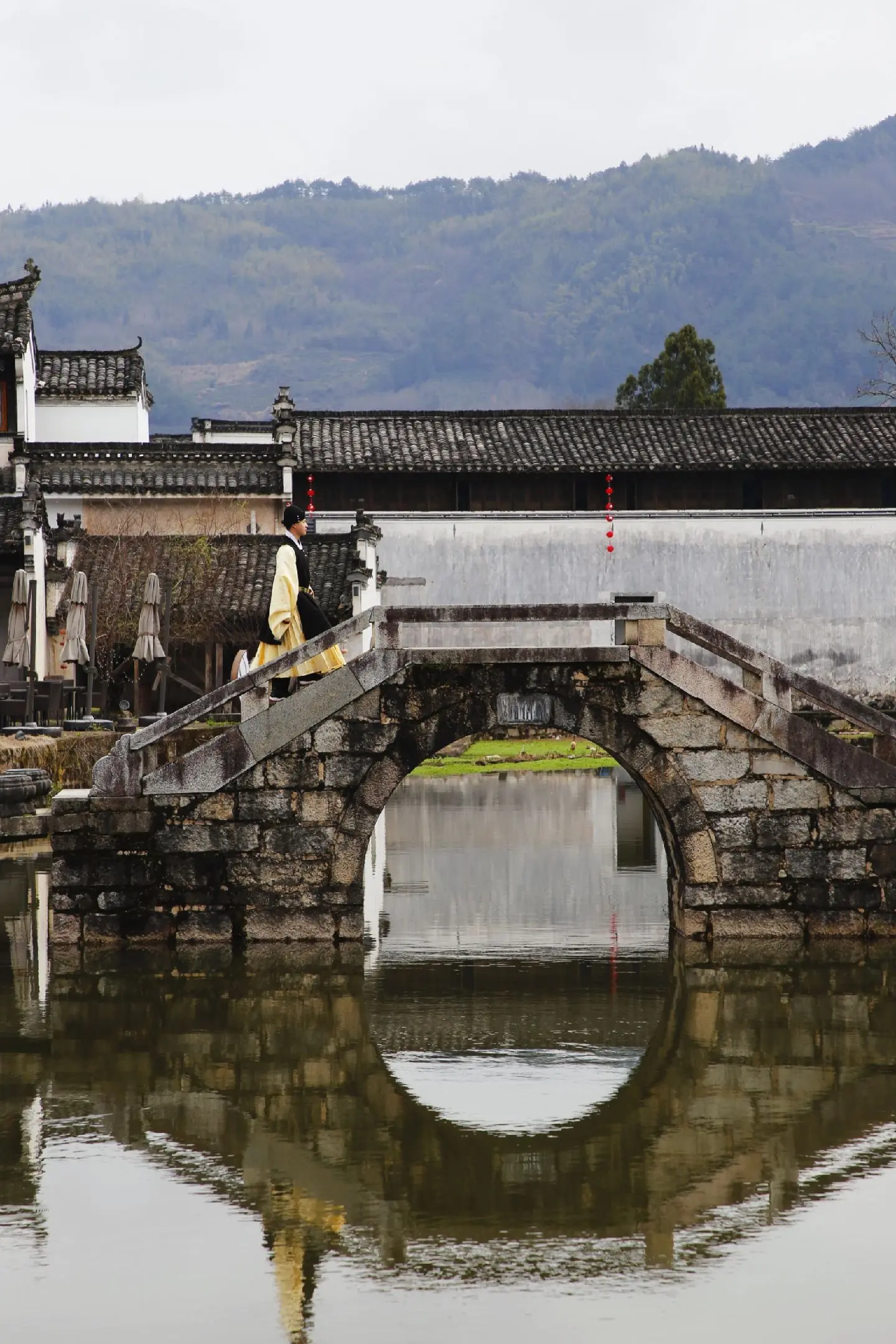 徽州古韵·与汉服绝配的便是那些古建筑。宏村，呈坎，棠樾。三年未见，想必...