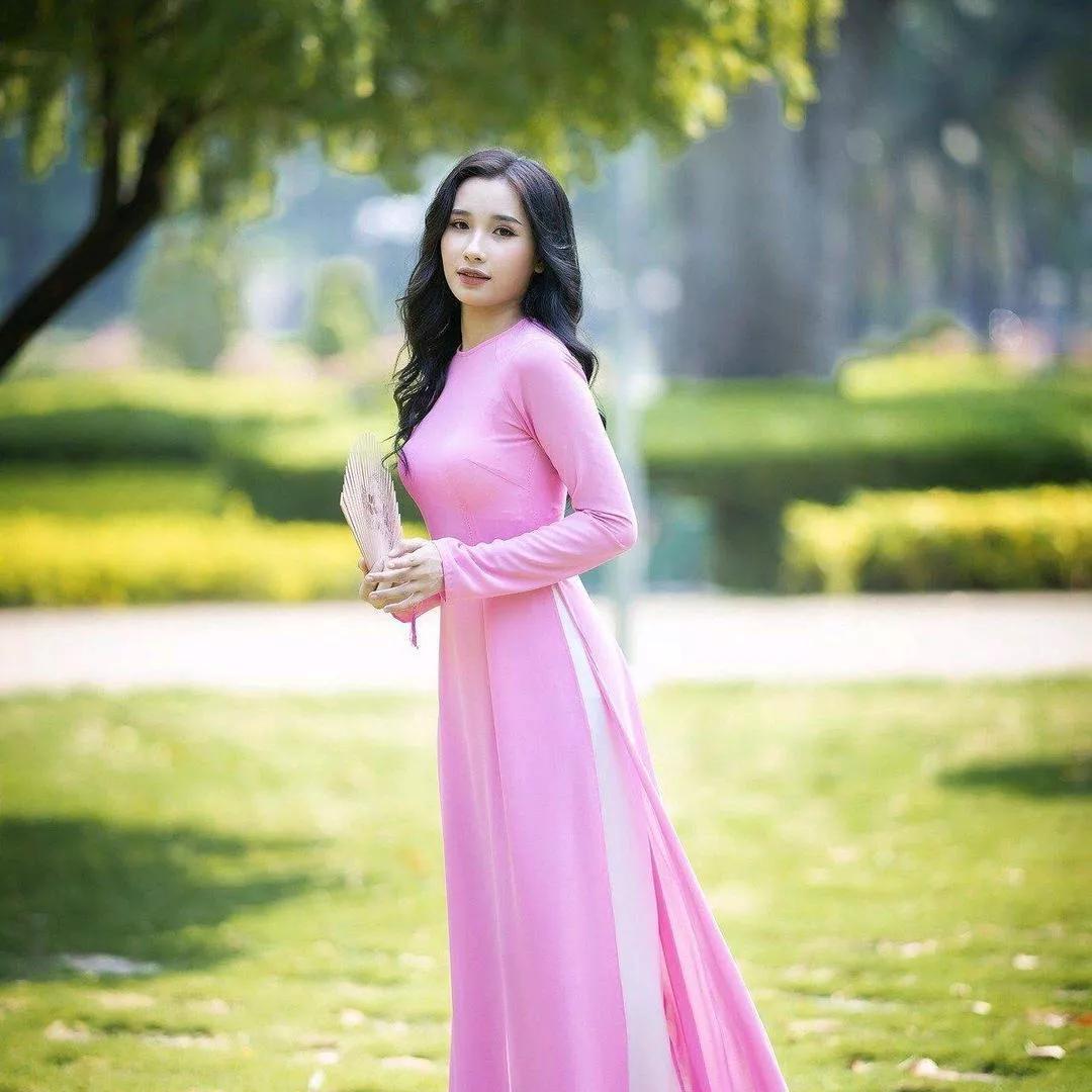 粉色长裙，公园漫步，温柔如画粉色气质连衣裙 温柔粉色裙 粉色的优雅漫步 粉色长裙