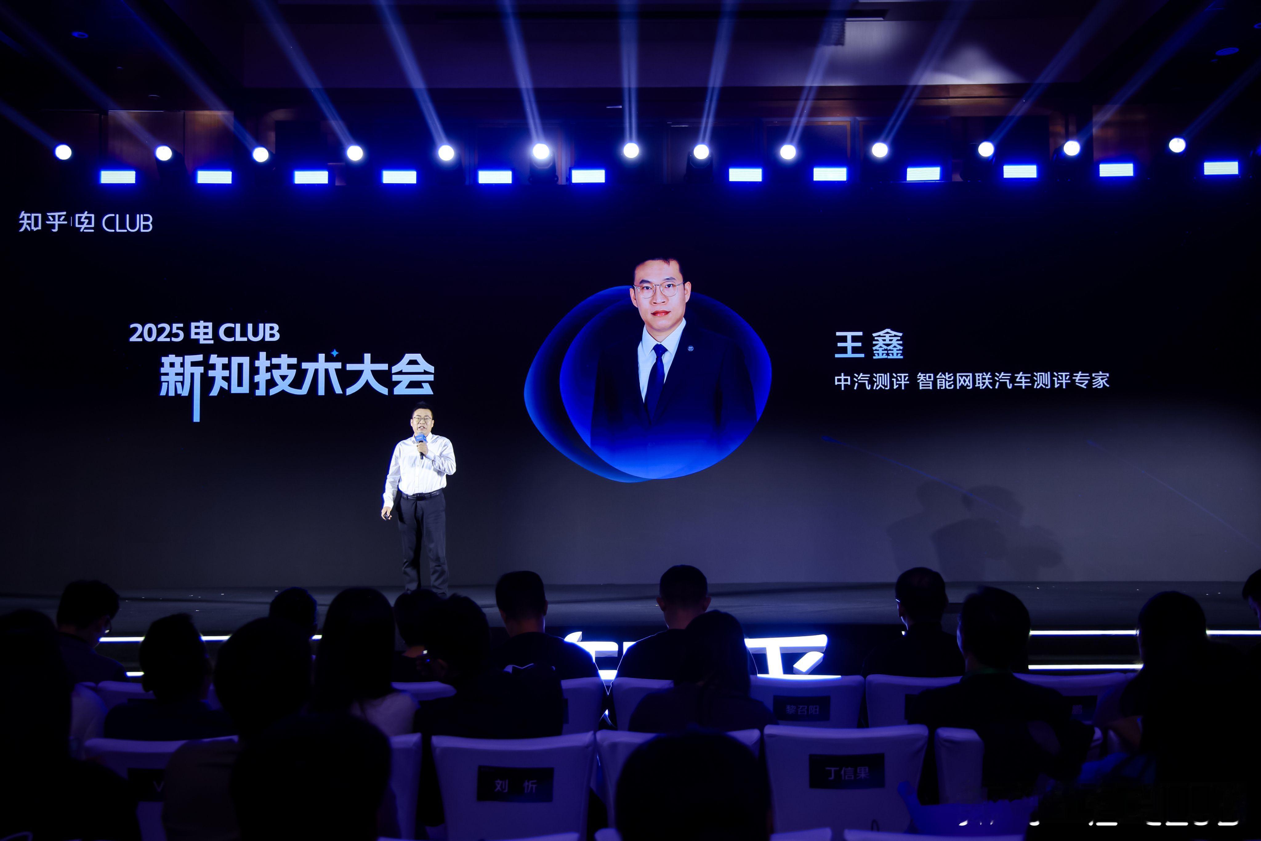 现在的智能座舱，动不动弹广告、强制升级，连调个空调都要等系统加载——车本该是让人