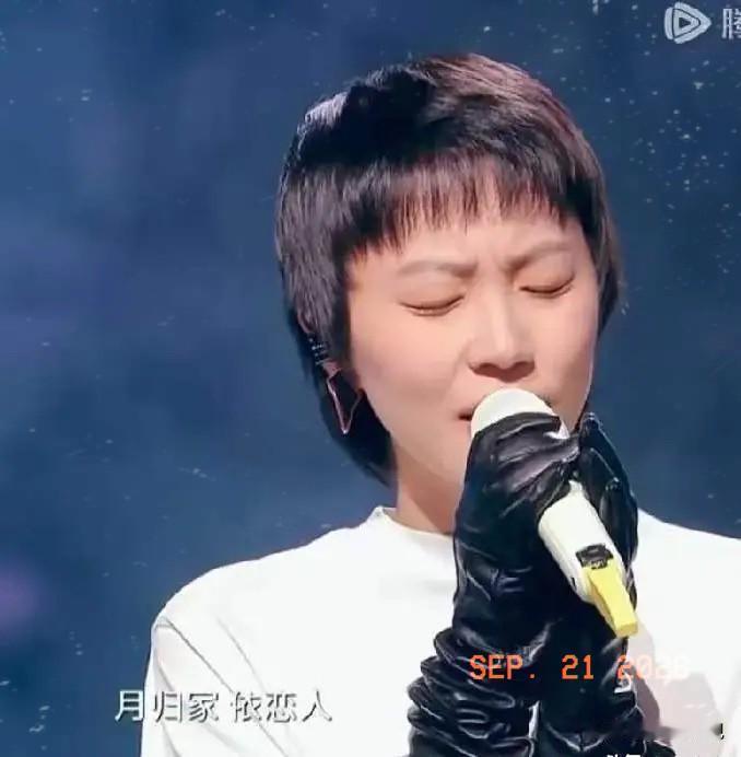 说句不怕得罪人的话，"湾区升明月"晚会上，窦靖童真的没必要模仿王菲，因为她唱的真