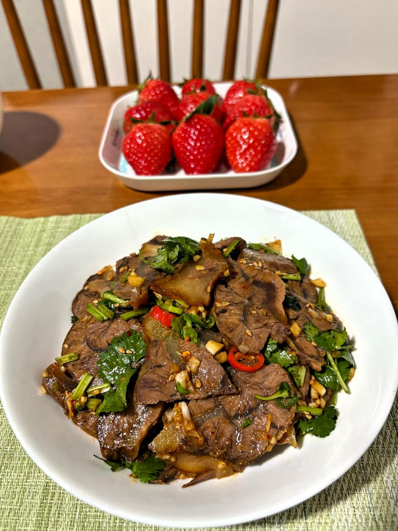 就我桌上摆着的这盘肉，够不够你喝半斤酒🍶辣麻香牛肉，这个下酒真的是很绝的一道菜