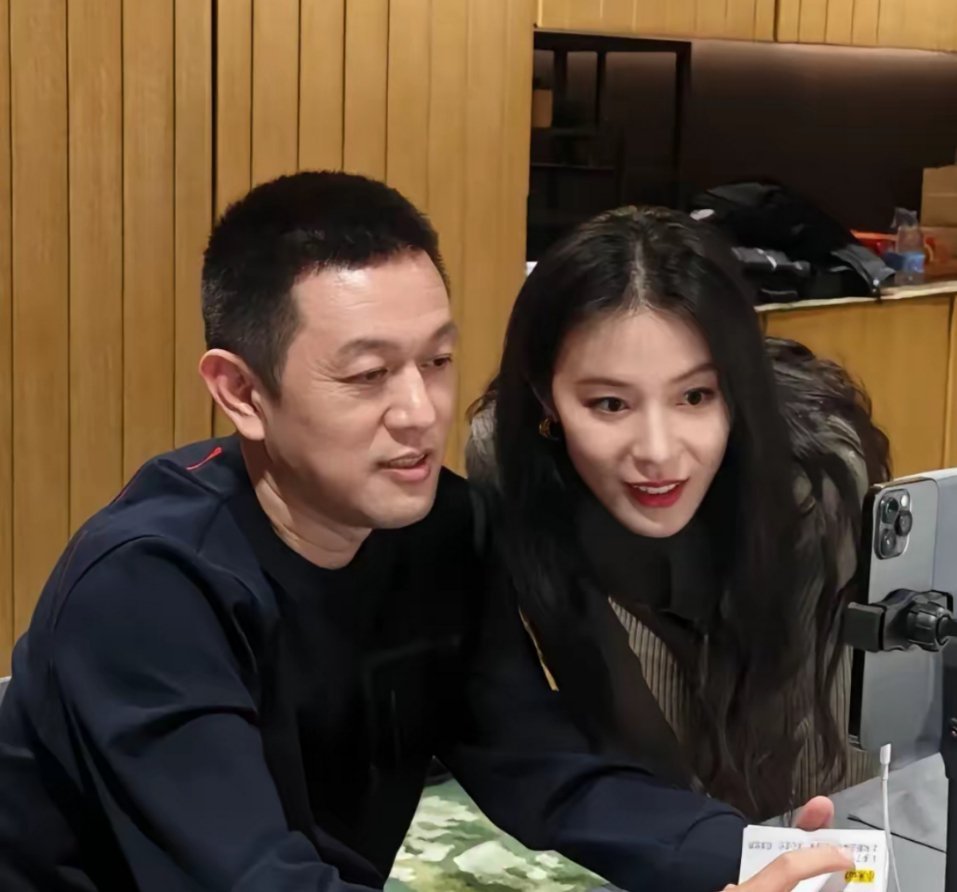 王屹芝，蔚来汽车老板娘，我怎么感觉她长得好漂亮，看一眼就忘不掉。 