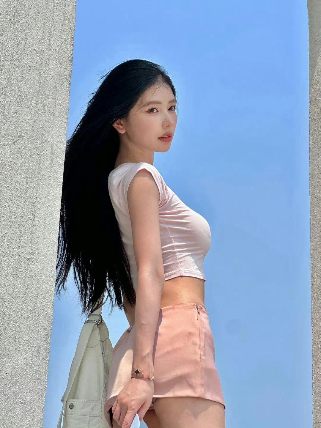 曝方圆隆胸了方圆的胸很挺拔 里面的奶盖若隐若现 