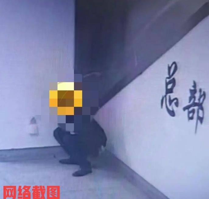 广西南宁有男子在地铁站角落方便。

不知道男子如何做想，毕竟地铁站内是有卫生间，