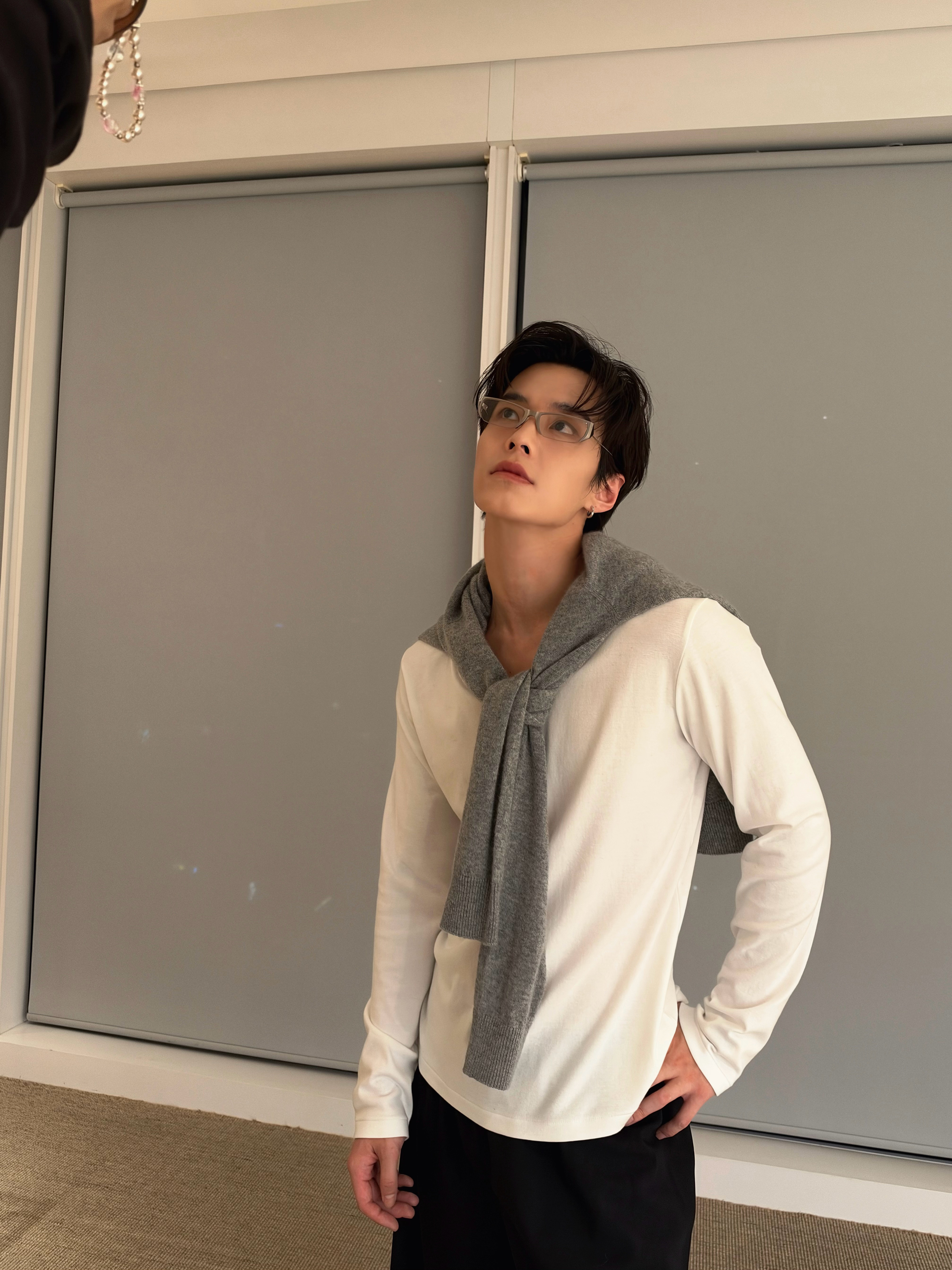 这锁骨存在感也太强了吧，何与怎么能把衣服穿出这么漂亮的线条感！何与好薄的一片何与