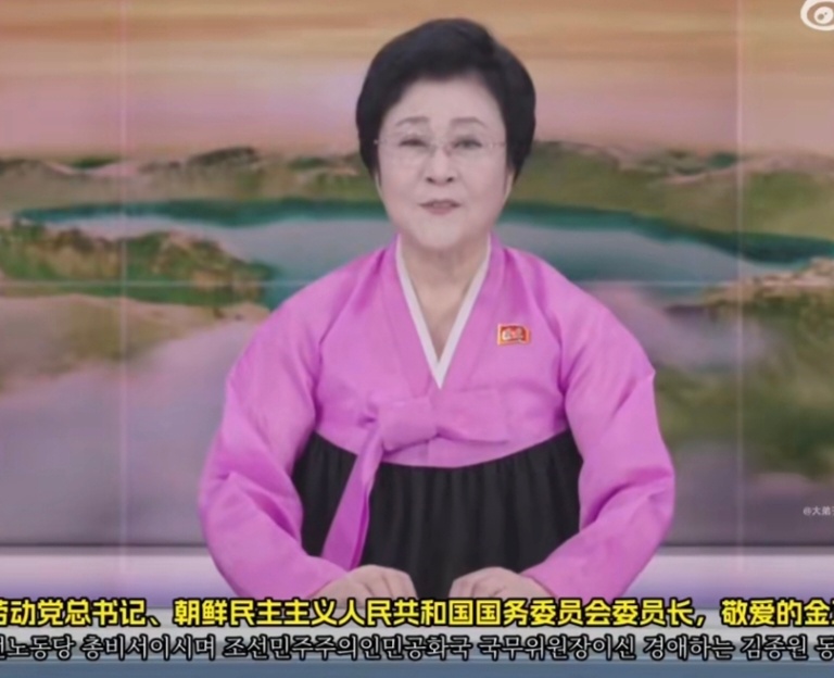 朝鲜播出金正恩出席九三阅兵纪录片这种重要新闻播报，还得是李春姬，才有那味儿[do