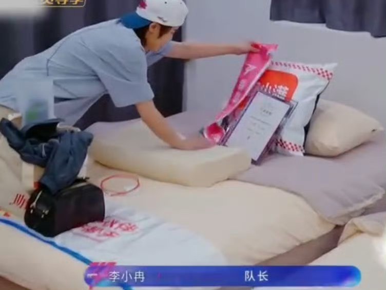 王濛在李小冉面前秀荣誉王濛一直在挑衅李小冉哈哈哈哈不怕李小冉打你吗！ 