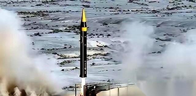 一枚4000公里的导弹，直接把特朗普从鹰派的椅子上，炸到了谈判桌前。
此前他放的