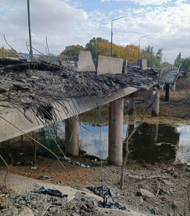 俄军战机投放制导炸弹抵达第聂伯罗彼得罗夫斯克州的桥梁的后果 ​​​