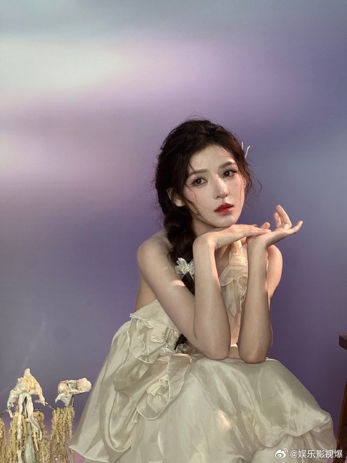 张予曦天赐纯白纱裙造型张予曦舞台白裙氛围感如梦似幻的舞台画面呈现眼前，张予曦纯白