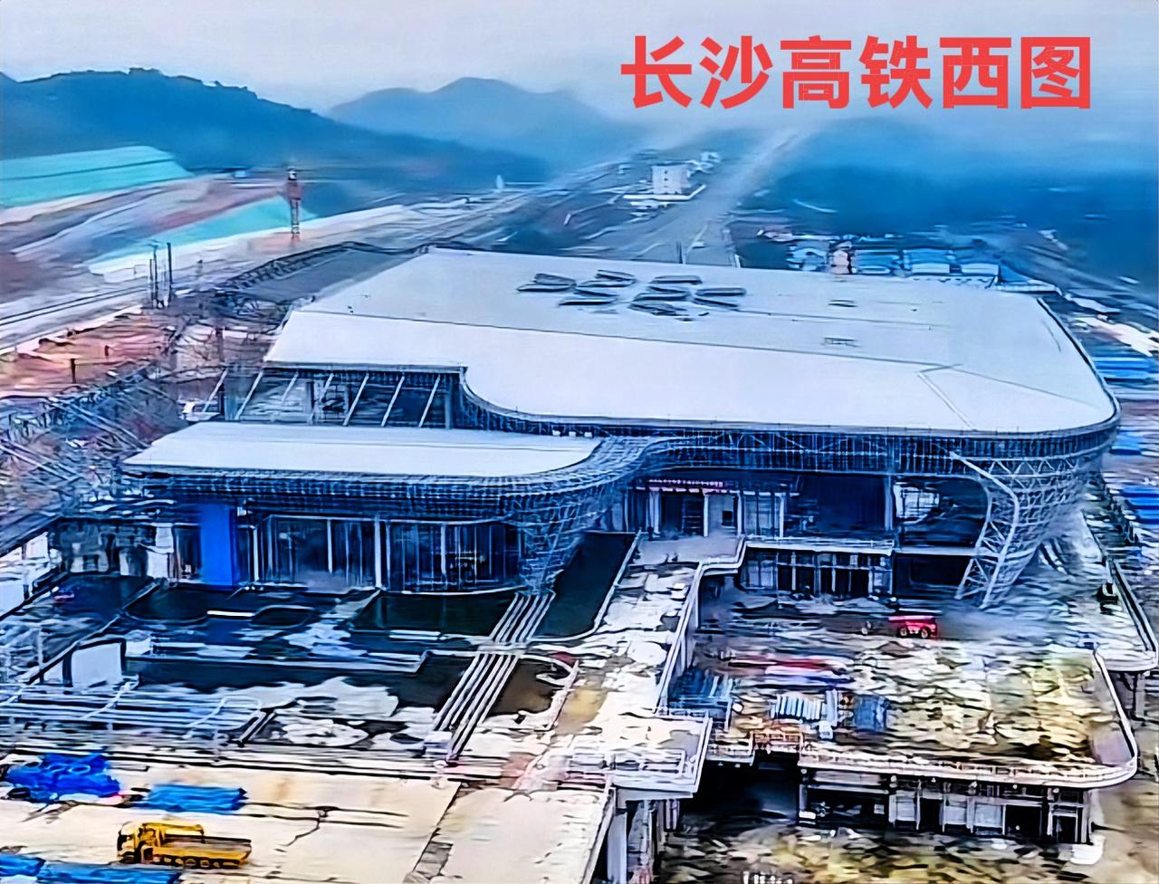 真真的，长沙高铁西站那个房顶，修得像个乌龟壳似的！是一个正方形样式，与长沙高铁南