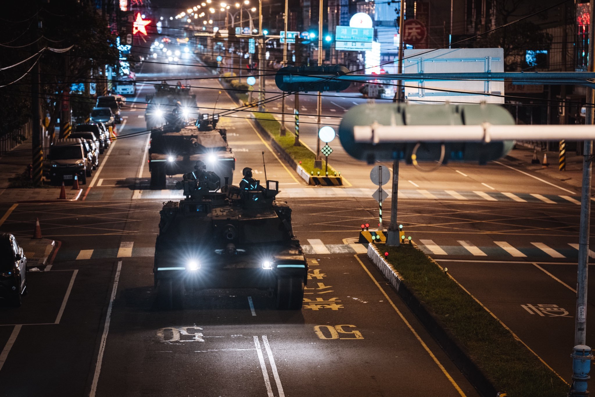 飞扬军事 為驗證部隊應變制變能力並遂行 重要目標防護 ，台匪陸軍裝甲第584旅 