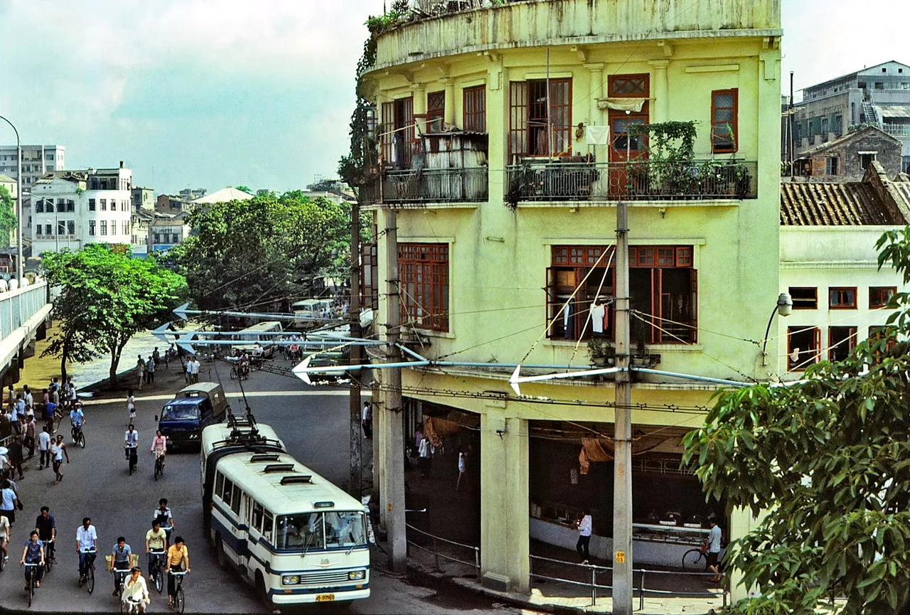 街景，广州，1983年7月摄。 ​ ​​​