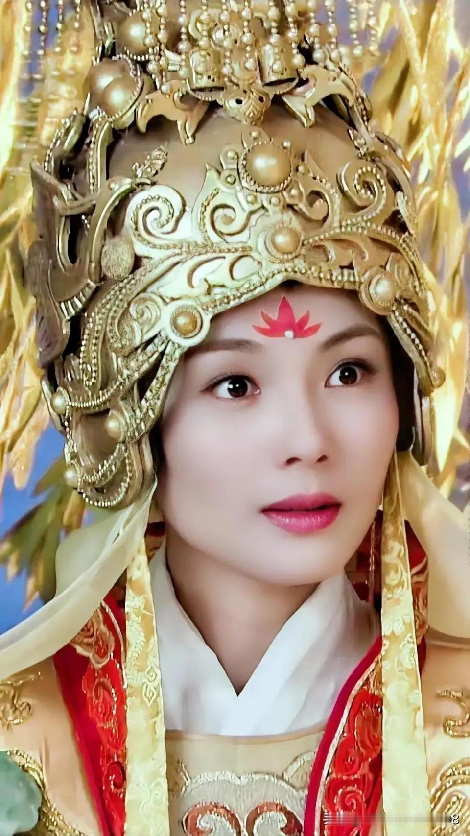 《瑯琊榜》霓凰郡主，是两种完全不同的美。
霓凰郡主；英气飒爽，隐忍深情的巾帼美人