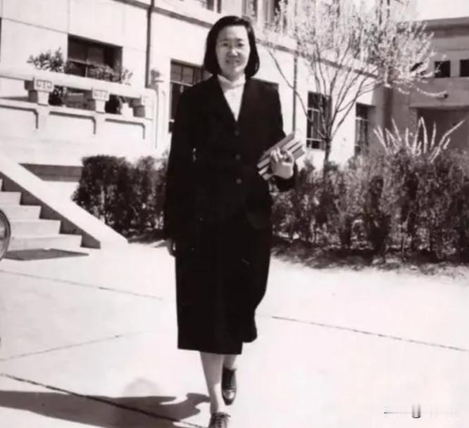 [微笑]1956年，王承书得知国内困境准备回国，谁料美国却派人阻拦他们，在海关处