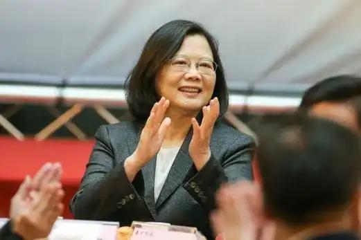 正在欧洲窜访的蔡英文站出来对我们放话了！5月14日，蔡英文声称，如今台湾几乎每天