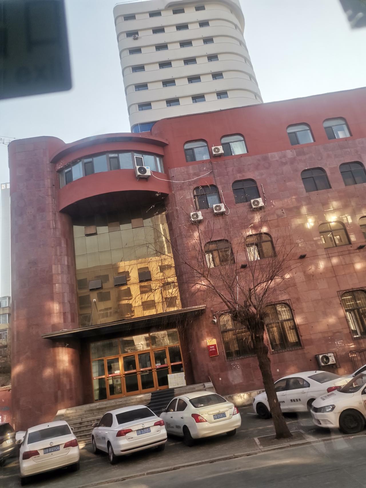 吉林市的保险大厦改造工程尚未完工，一半是新改造的模样，一半仍保留原貌，看上去格外