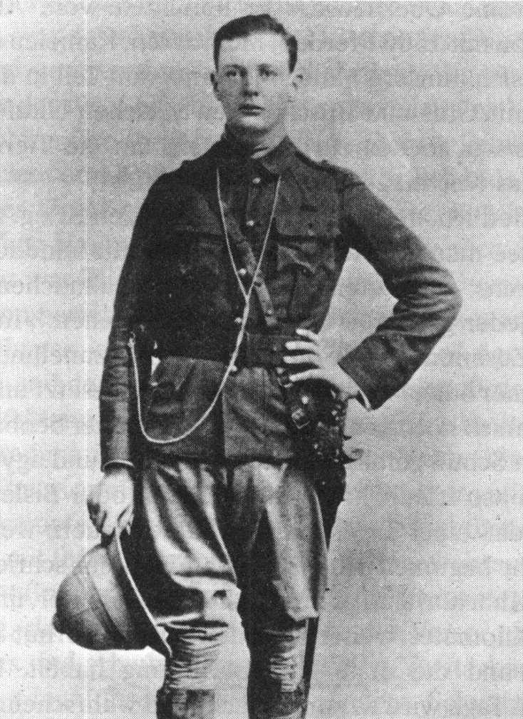 各位历史达人，这位二战英国统帅，大家认出来是谁没？照片是其年轻时所拍摄！

图一