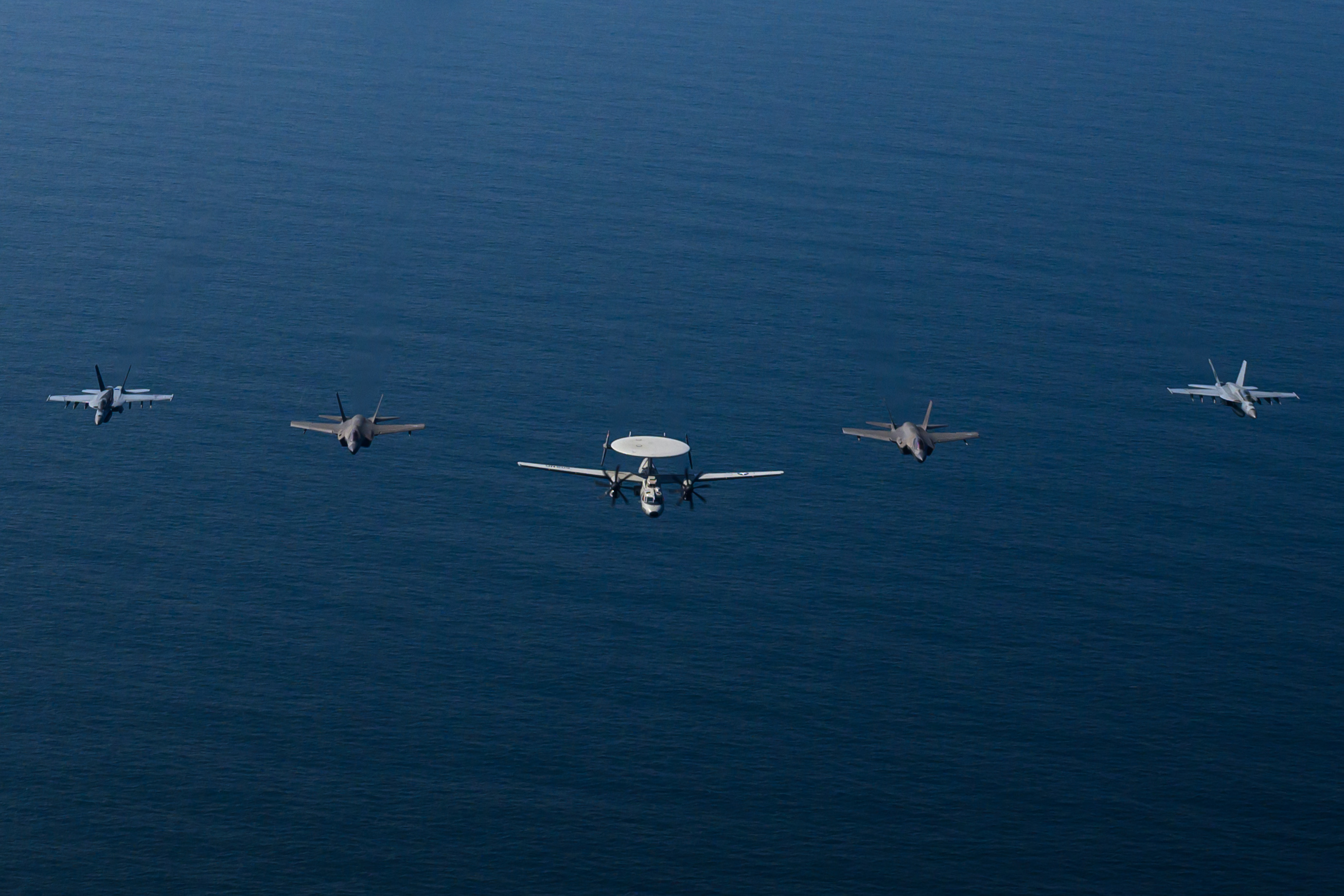 美伊局势紧张之间，美国在阿拉伯海秀实力。亚伯拉罕·林肯号航母战斗群在阿拉伯海展开