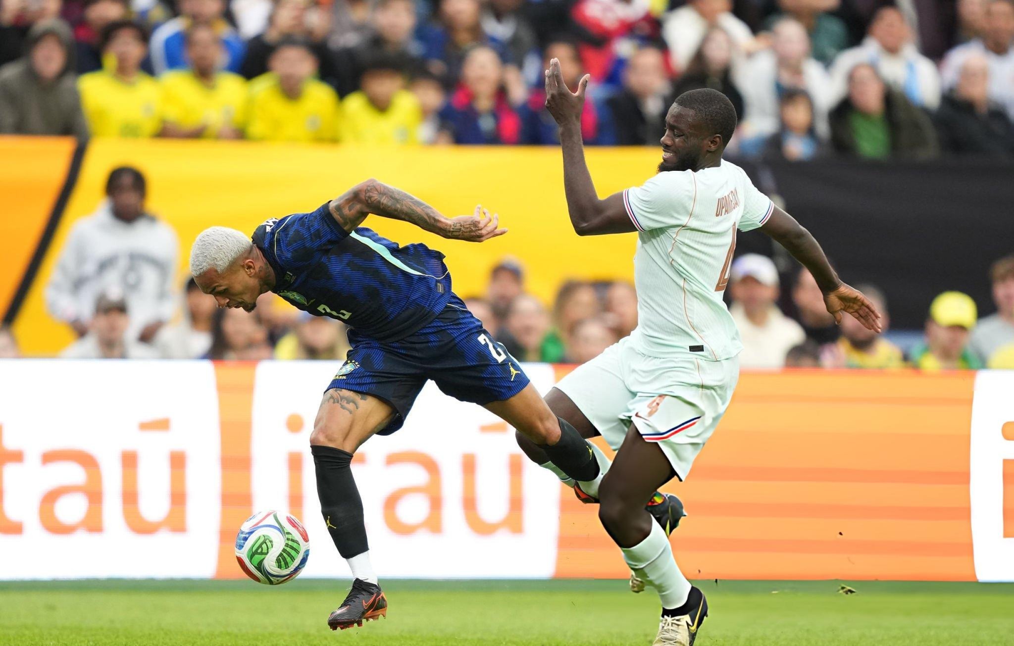 法国2-1战胜巴西，奥利塞贡献一个助攻，乌帕梅卡诺55分钟被罚下。 