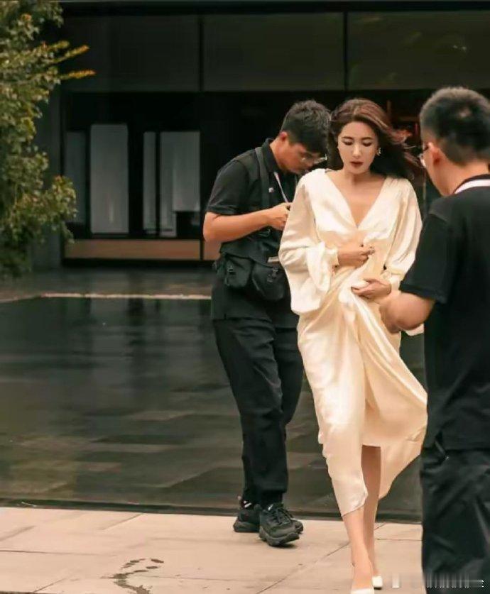 她就是保剑锋口中的：中戏两百年一遇到大美女