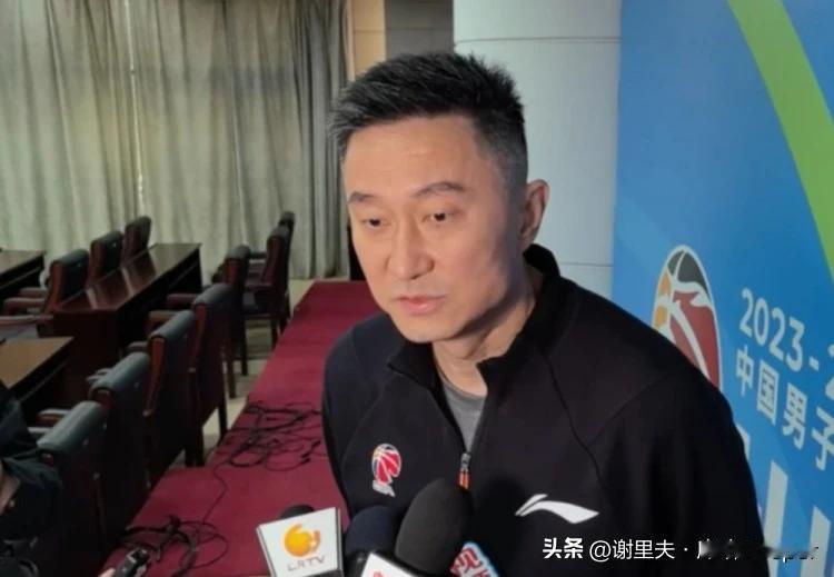 风格突变，周琦缺席，杜锋赛前采访也少几分底气，面对镜头，他谦虚地说：辽宁队是连续