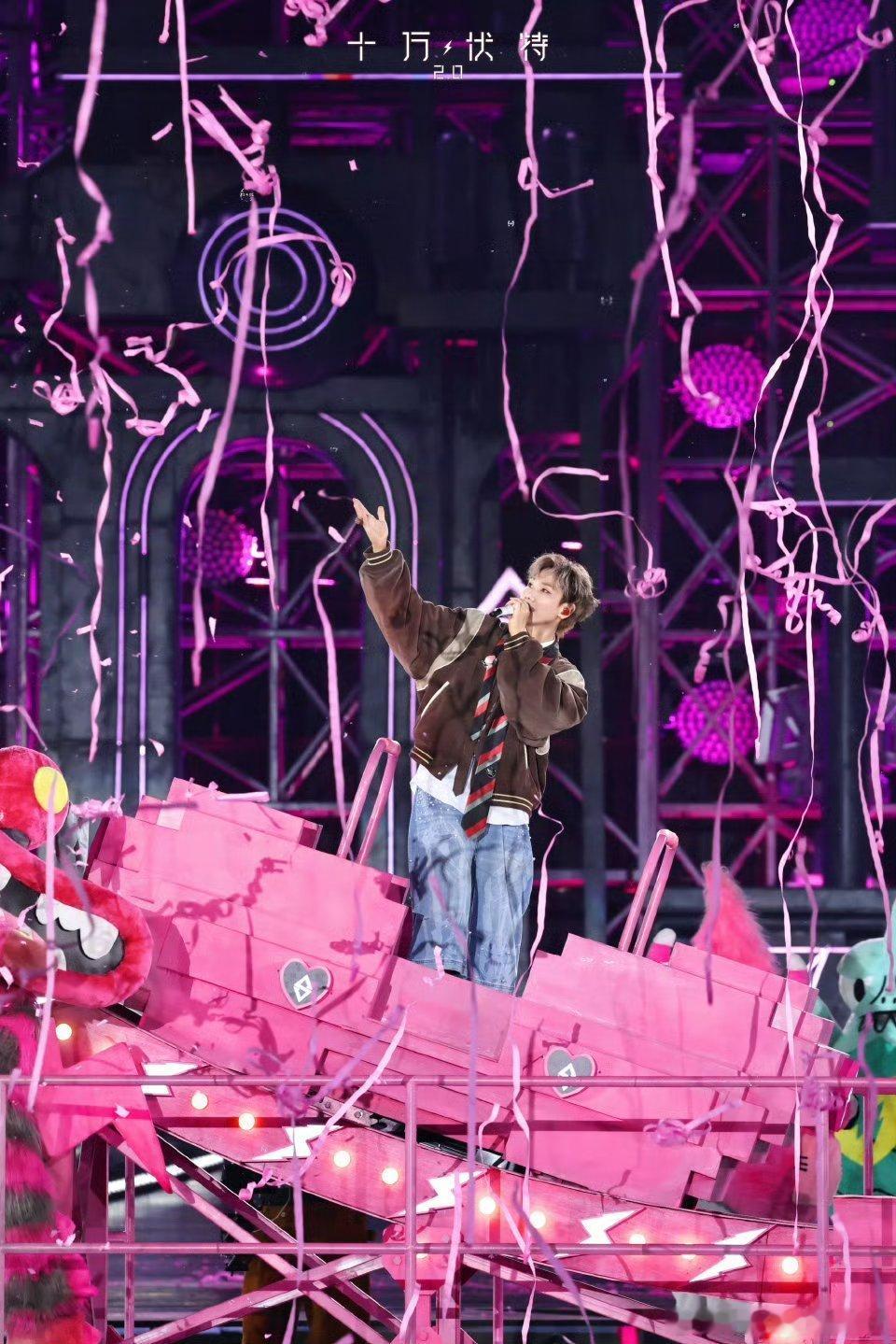 汪苏泷很满意他的兵汪苏泷太宠粉！天窗和粉丝互动竖大拇指，双向奔赴超暖心，真诚全写