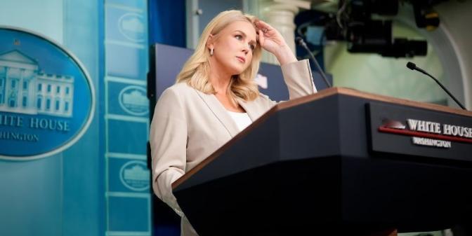 美国的狼子野心暴露了！当地时间1月7日，美国白宫发言人莱维特在记者会上口误将委内