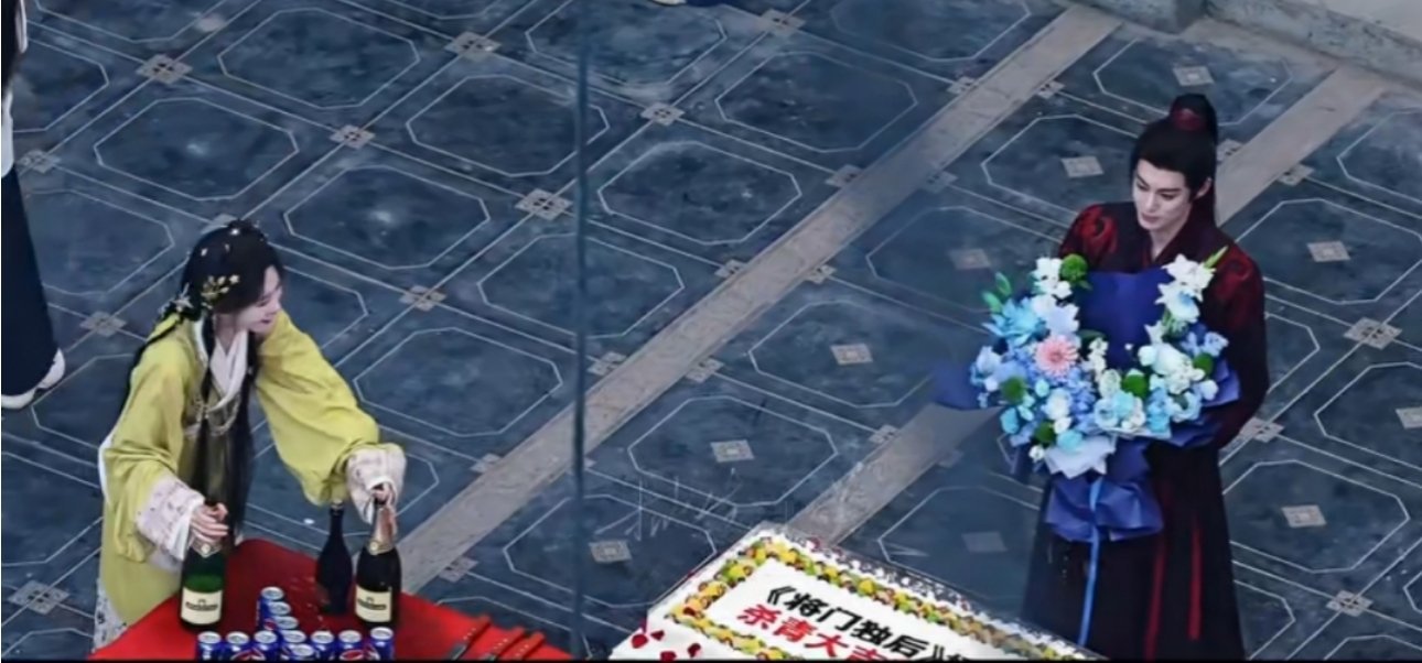 孟子义给王鹤棣开香槟变泼水了努力摇了半天，瓶塞纹丝不动，浪漫香槟仪式秒变“人工降