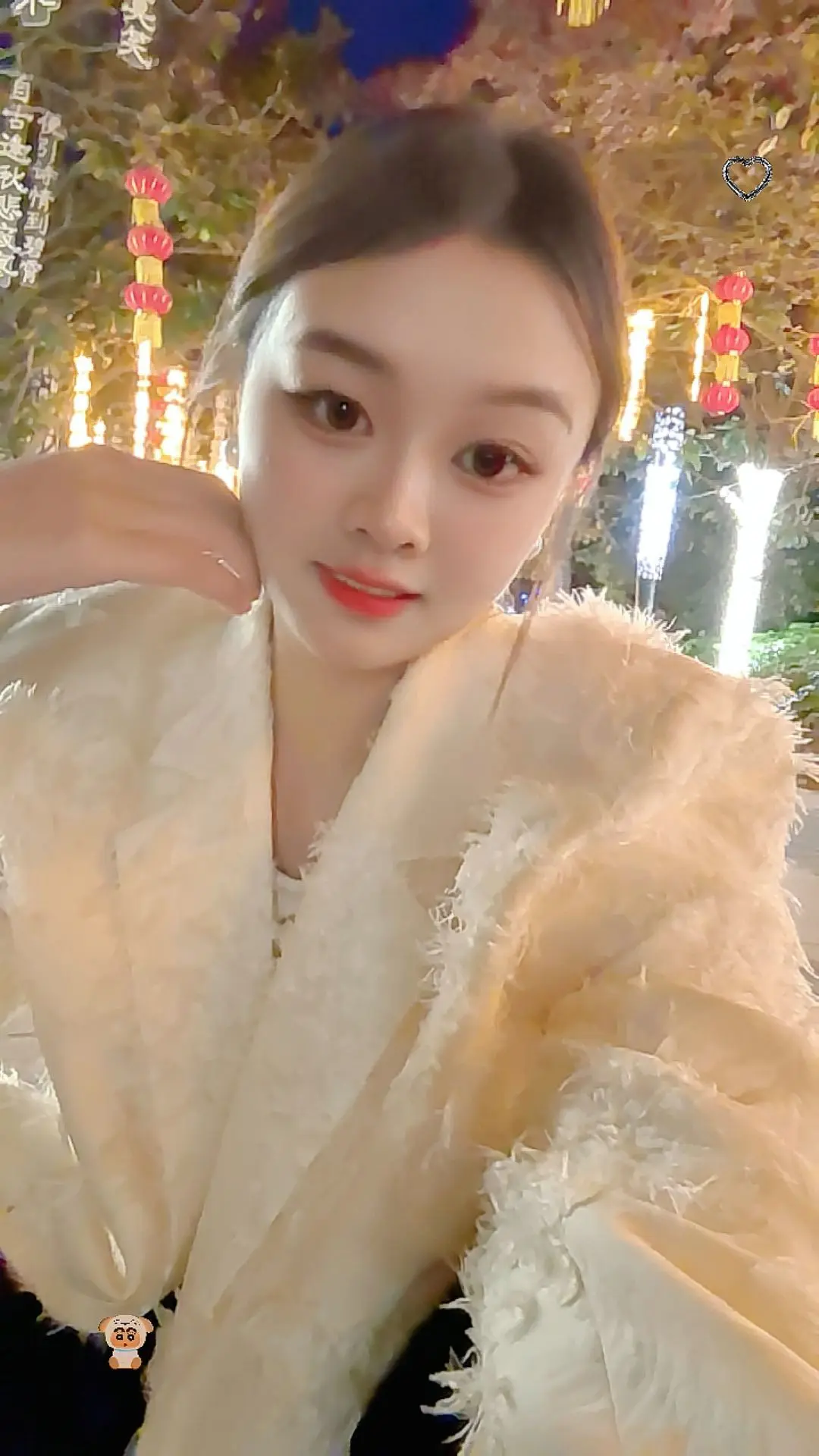 我脸上的化妆品,身上的衣服配饰，都是我起早贪黑买的，你凭什么以为，你的...
