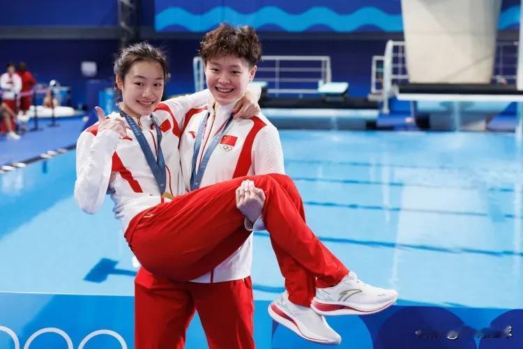 女子三米板，陈艺文和昌雅妮一起晋级决赛，陈艺文表现更为稳定始终在第一名，昌雅妮在