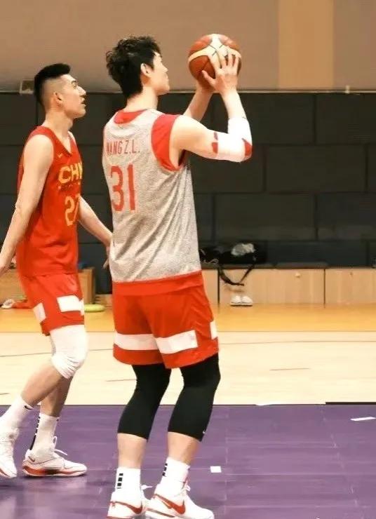 王哲林：亚运会看我的！场均20+10并不难！

王哲林把球衣号码从14换回31号