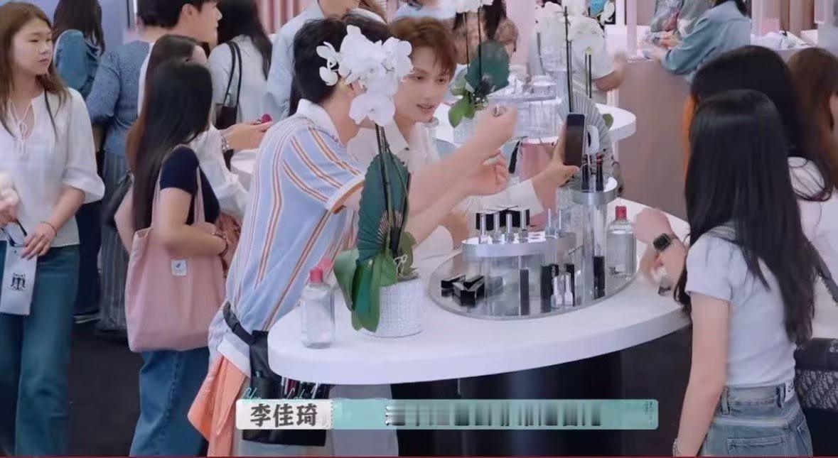 李佳琦输出担当文俊辉翻译担当 李佳琦和文俊辉的合作太丝滑！面对韩国顾客，李佳琦化