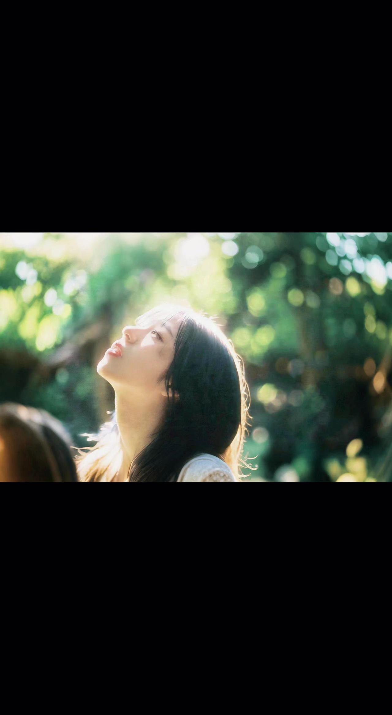 🌿光在发梢跳舞时，她把影子种进风里🌬️。仰头接住的不是阳光，是少年心事悄悄破