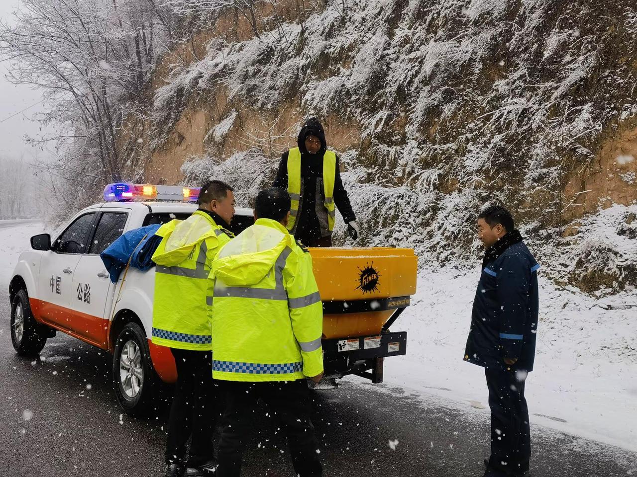 初雪“大考”显担当 除雪保畅践使命。雪即动，应急响应“快”字当头。宜川公路段立即