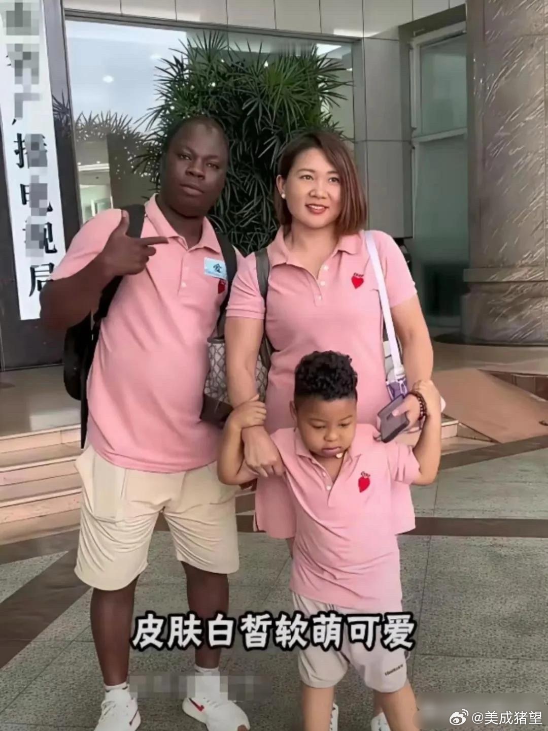 妈妈的基因很强大，除了卷发一点不像外国人 