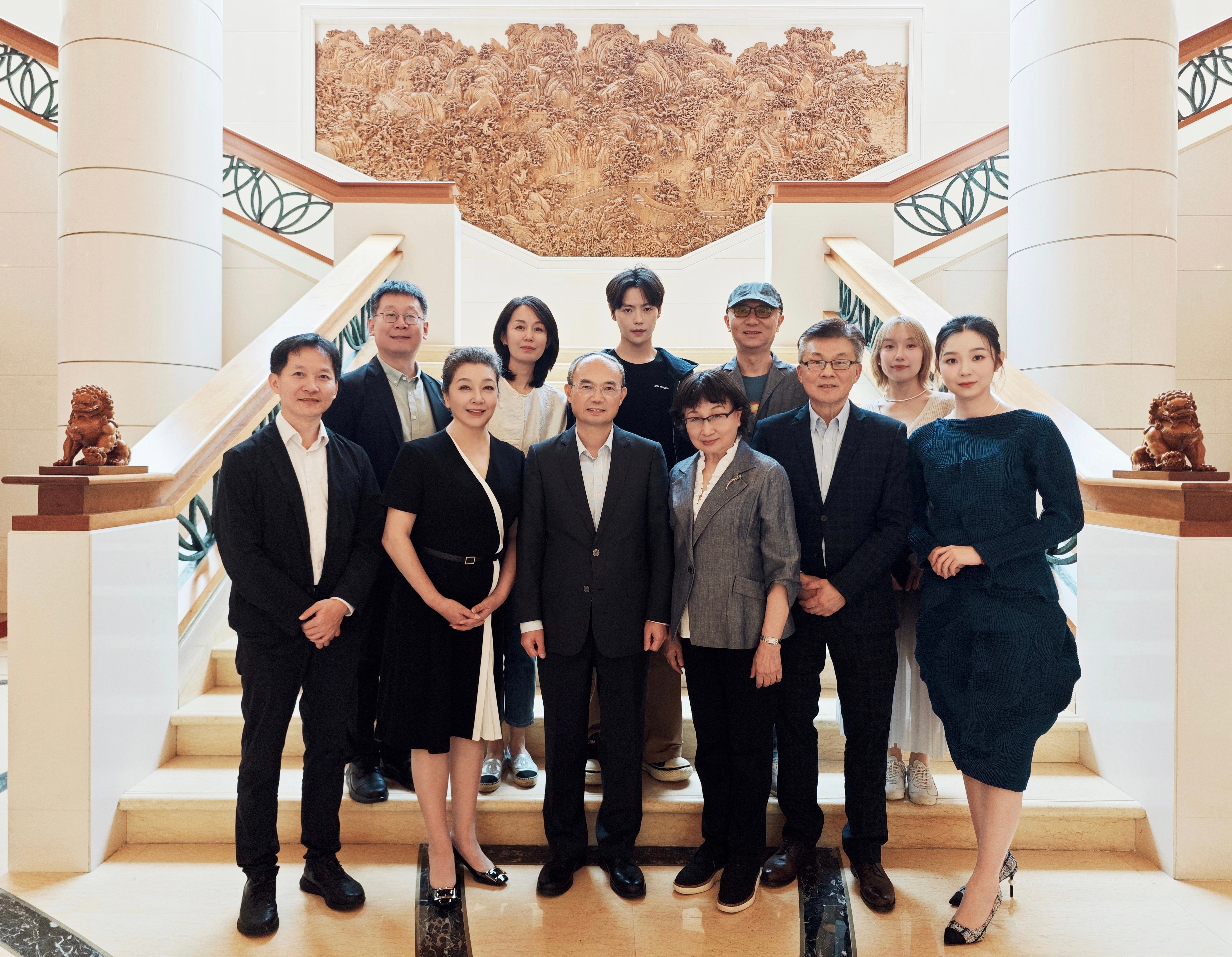 就在各种合照里，找我家优秀的肖宇梁肖宇梁饰演光绪肖宇梁亮相新加坡华艺节