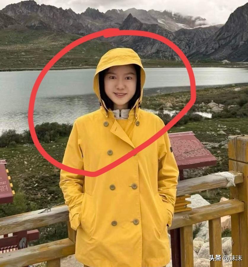 翁帆，今年50岁了。重回单身已经一年了。  

她搬出了清华园的别墅，陪在母亲身