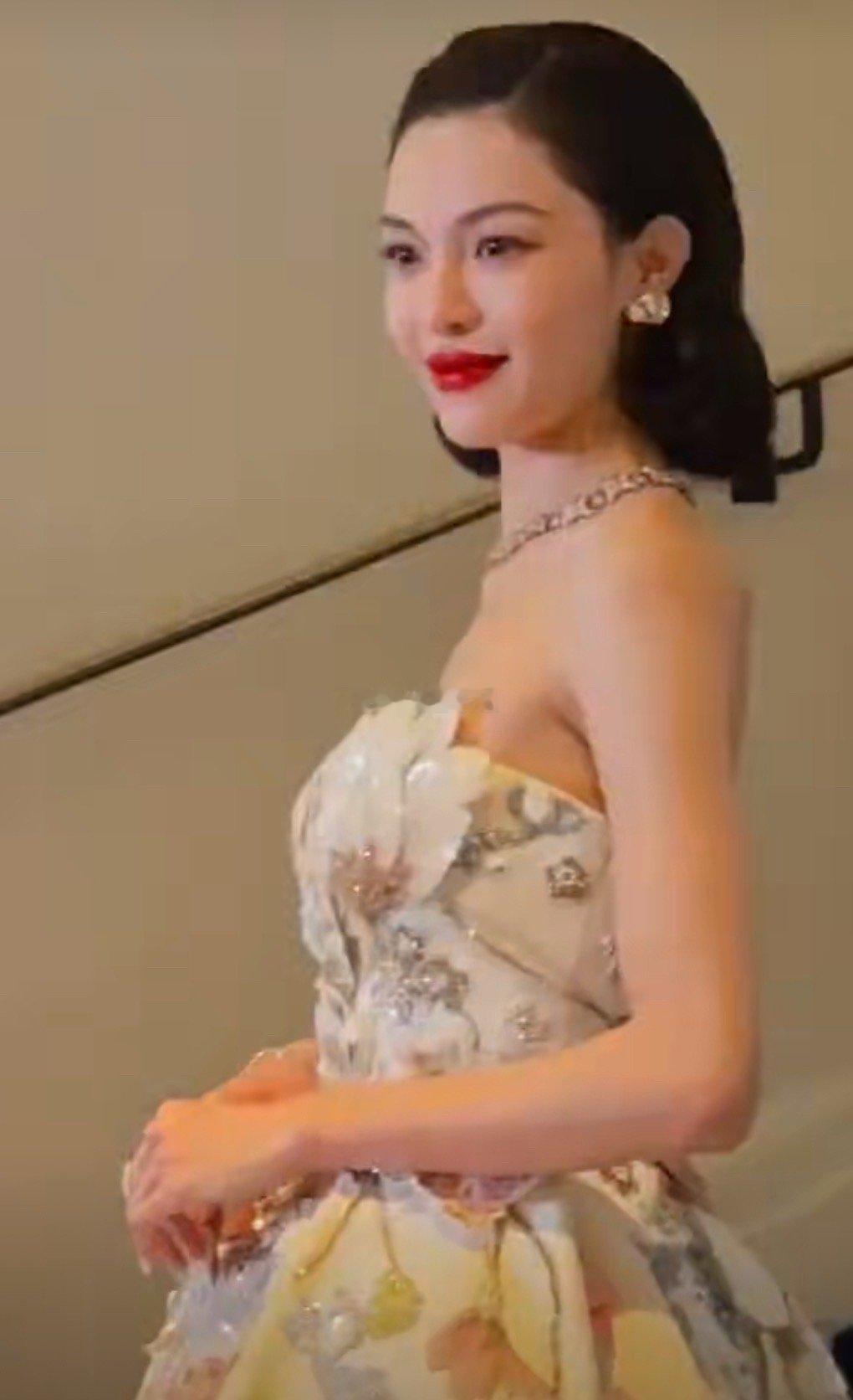 关键是人家真有这本事，再回顾一下钟楚曦今年戛纳电影节的造型，自己化的复古名伶妆与
